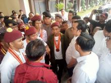 Aksi Dorong-Dorongan Warga vs Polisi di Barelang, Kaca Lobi Nyaris Pecah