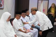 213 Jamaah Haji Tanjungpinang Dilepas dengan Tepung Tawar, Jamaah Tertua Berusia 83 Tahun
