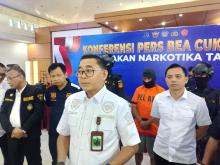 PMI Ilegal Ditangkap di Bandara Batam, Sembunyikan 805 Gram Sabu dalam Sandal