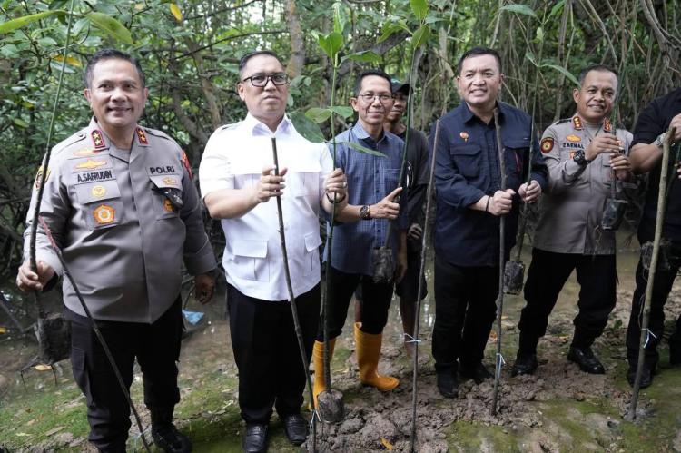 May Day 2025, Wali Kota Batam Tanam 1.000 Pohon Mangrove Bersama Buruh di Tanjung Piayu