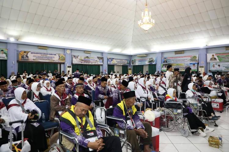 Musim Haji 2025 Dimulai, 112 Jemaah Kloter 1 Batam Berangkat ke Madinah
