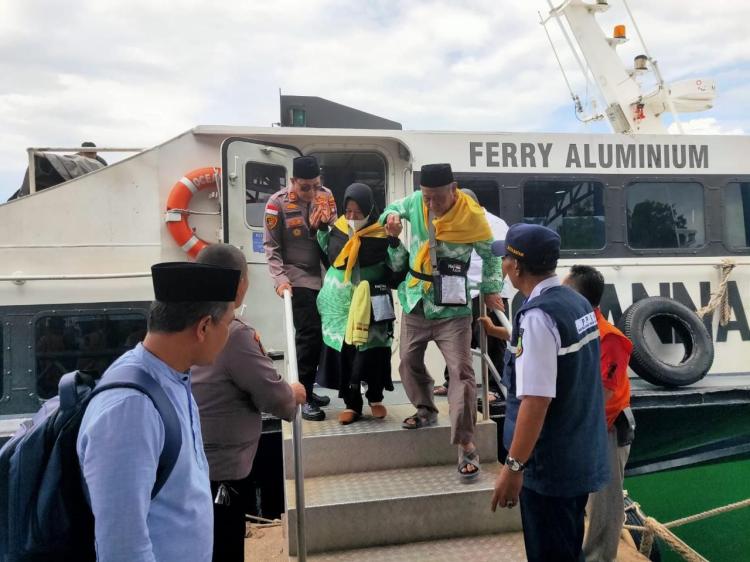 Suasana Haru Warnai Kedatangan CJH Lingga di Pelabuhan VIP Punggur Batam