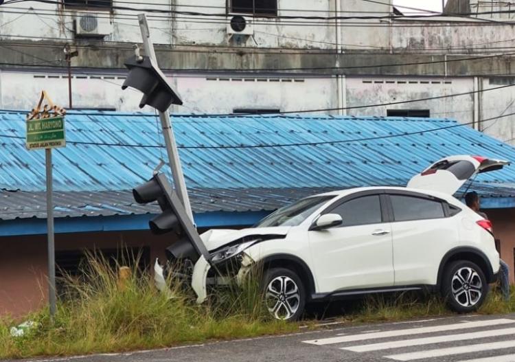 Honda HRV Tabrak Tiang Lampu Lalu Lintas di Tanjungpinang, Sopir Diduga Mengantuk