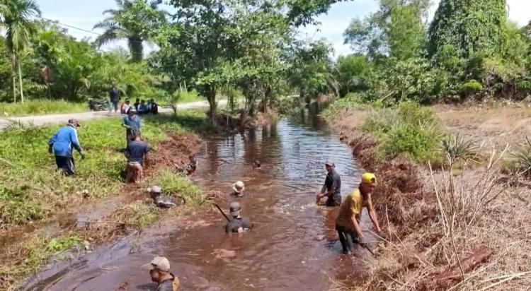 Antisipasi Banjir, Warga Desa Lubuk Kundur Gotong Royong Bersihkan Sungai