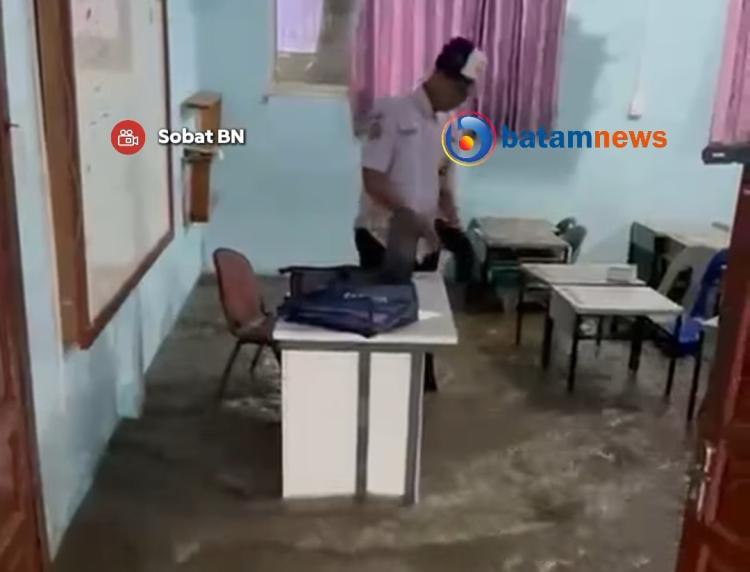 SMPN 28 Batam Diterjang Banjir Parah, Ruang Guru dan Kelas Terendam