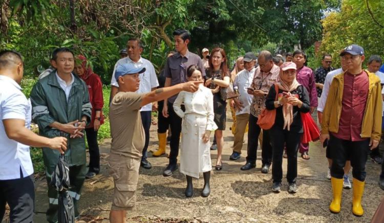 Li Claudia Tinjau Langsung Lokasi Banjir di Batam, Soroti Drainase Tersumbat dan Bangunan Liar