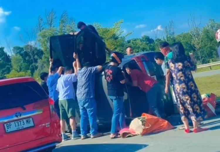 Cerita Osman Sopir Mobil yang Ditabrak Truk Molen hingga Terbalik, Satu Keluarga Selamat