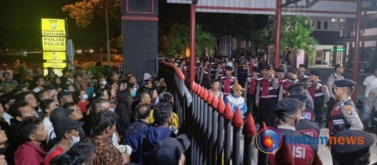 Ratusan Warga Baloi Kolam Geruduk Polresta Barelang, Protes Penetapan Tersangka Warga