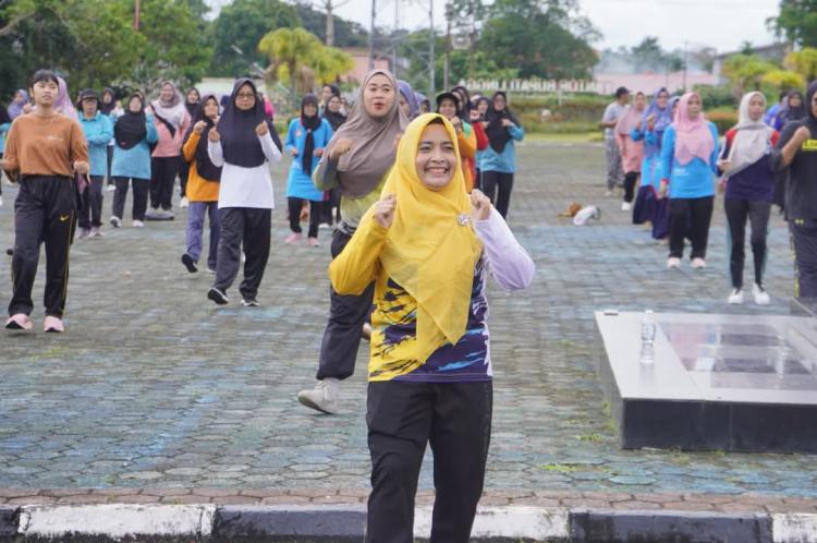 TP-PKK Lingga Gelar Senam Sehat dan Sosialisasi Pencegahan Uang Palsu Gandeng BRK Syariah