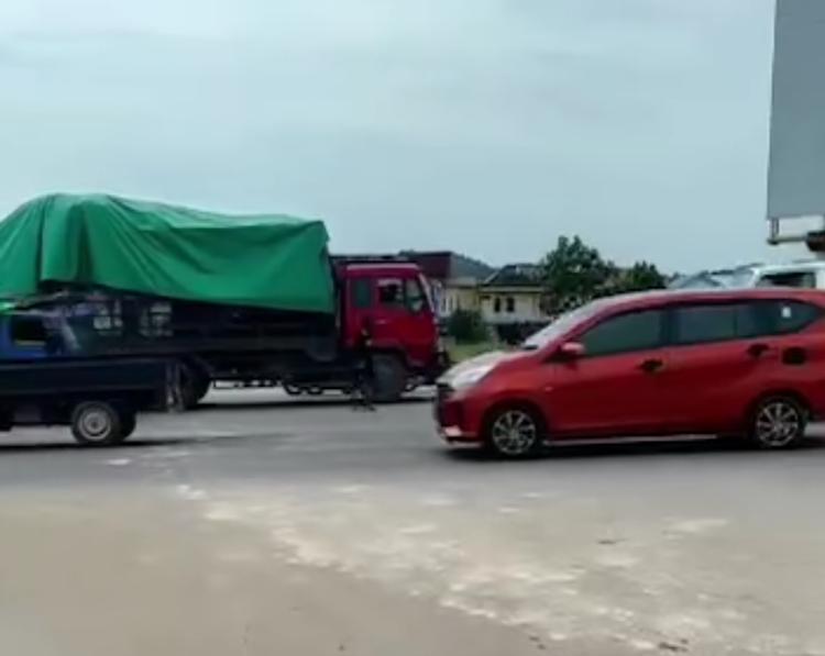 Listrik Padam, Lampu Merah di Simpang SP Plaza Mati, Pengamen Atur Lalu Lintas