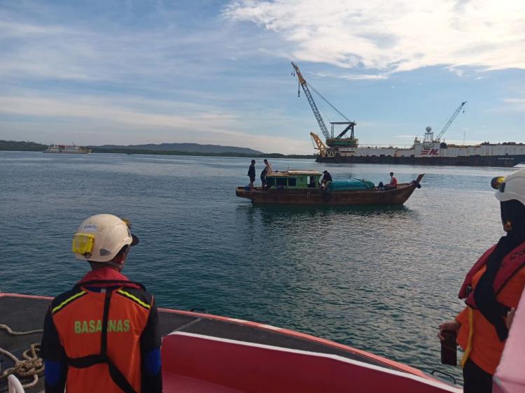 Kapal Pemancing Terombang-Ambing, 10 Orang Dievakuasi Tim SAR Tanjungpinang 