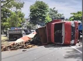 Lori Terguling di Jalan Adi Sucipto KM.10 Tanjungpinang, Sempat Bikin Macet Akibat Muatan Berlebih