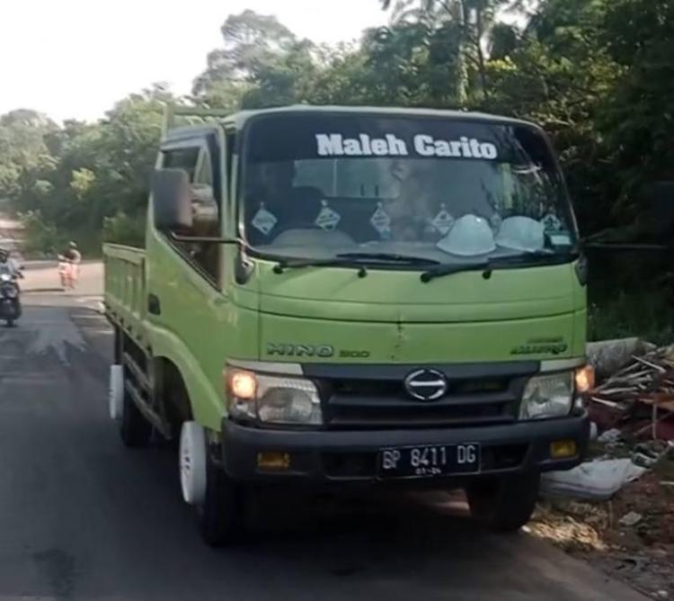 Truk Lori Ketahuan Buang Sampah Sembarangan di Jalan Batu Ampar