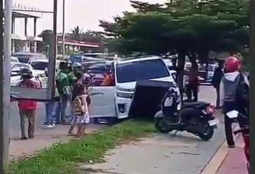 Truk Pengangkut Tanah Pecah Ban, Serempet Toyota Voxy di Bundaran Ocarina Batam
