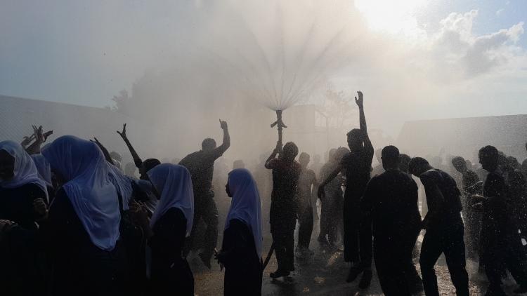 Viral! Perpisahan Unik SMPN 13 Bintan Utara, Libatkan Damkar dengan Semprotan Air ala Bollywood