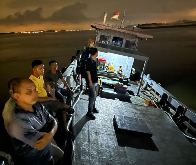 Ditreskrimsus Polda Kepri Amankan Kapal Kayu Muat 10 Ton Solar Ilegal di Perairan Sagulung
