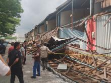 Kanopi Tua Roboh di Sekupang, Satu Tewas dan Satu Kritis Akibat Bangunan Lapuk