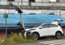 Honda HRV Tabrak Tiang Lampu Lalu Lintas di Tanjungpinang, Sopir Diduga Mengantuk