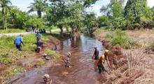 Antisipasi Banjir, Warga Desa Lubuk Kundur Gotong Royong Bersihkan Sungai