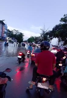 Banjir Parah di Batam! Ruko Pasir Putih Bengkong Terendam, Arus Lalu Lintas Lumpuh