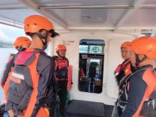 Kapal Nelayan Tenggelam di Perairan Berakit, 9 ABK Selamat Berkat Life Jacket