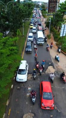 Jalan Berlubang di SP Batam Kembali Telan Korban, Tiga Orang Jatuh dalam Sehari