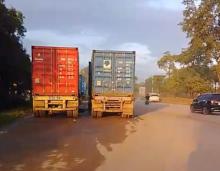 Parkir Kontainer Ilegal di Jalan Yos Sudarso Batam Dikeluhkan Warga, Rawan Kecelakaan