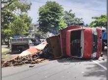 Lori Terguling di Jalan Adi Sucipto KM.10 Tanjungpinang, Sempat Bikin Macet Akibat Muatan Berlebih