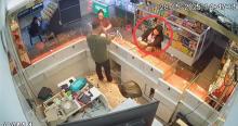Pura-Pura Beli, Wanita Gasak 1 Gelang dan 2 Cincin dari Toko Mas Sinar Indah STC Batam, Lalu Kabur ke Mobil