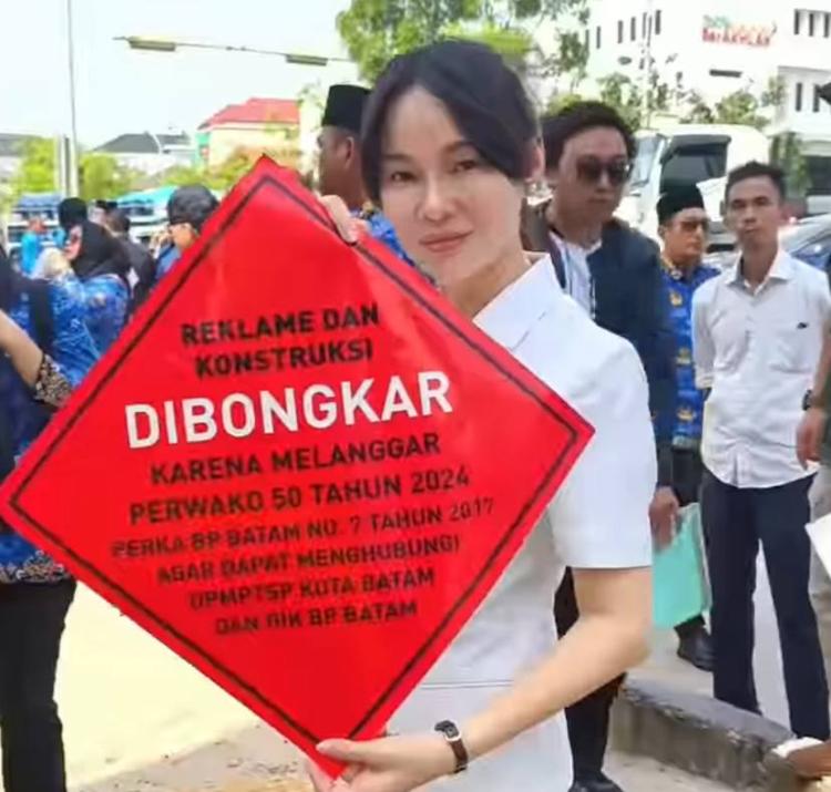 Amsakar dan Li Claudia `Panjat` dan Segel Reklame Ilegal di Batam