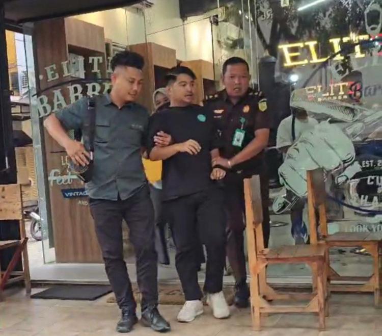 Kejari Batam Tangkap Buronan Pencemar Lingkungan di Elite Barbershop, Rugikan Negara Rp1,7 Miliar  