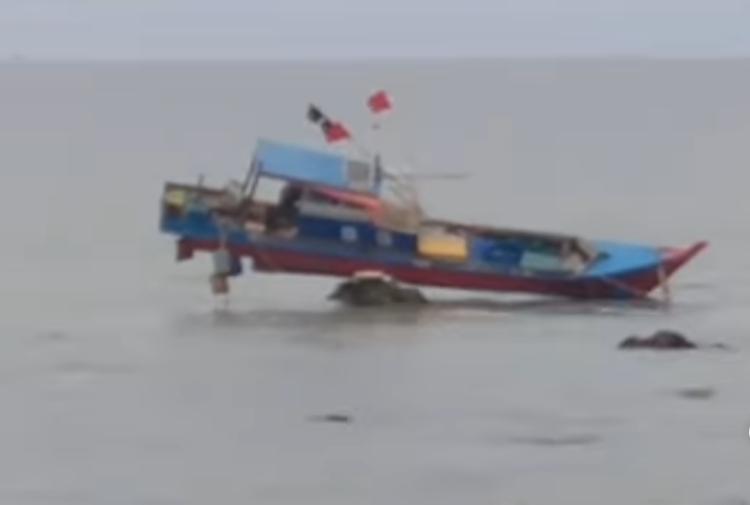 Penampakan Kapal Pompong Nelayan Tersangkut di Batu Karang saat Air Laut Surut di Tanjung Balai Karimun