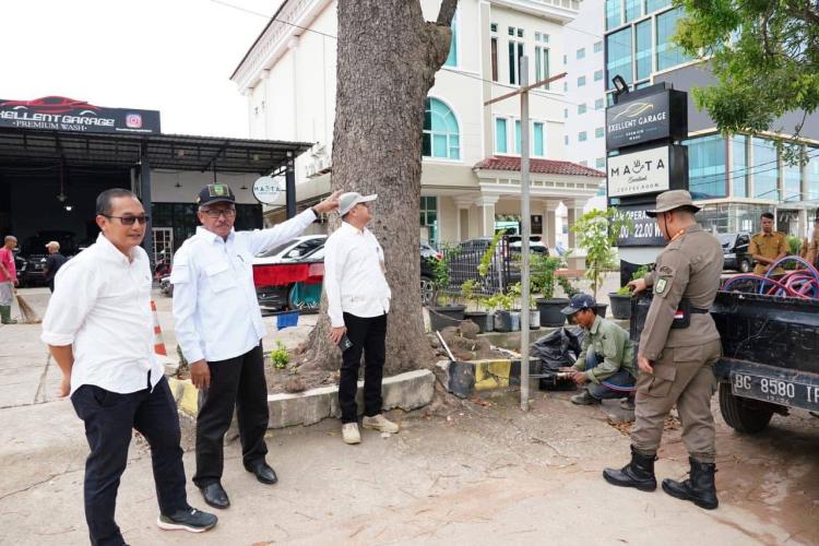 Pemkot Batam Bongkar 8 Bilboard Lagi, Total 89 Unit Sudah Ditertibkan