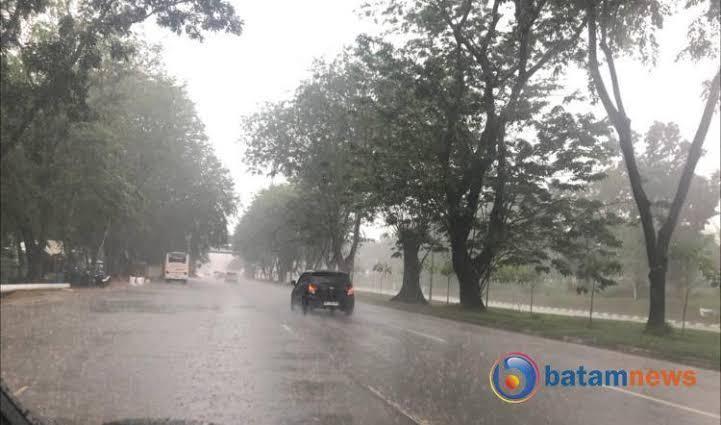 Cuaca Batam Hari Ini Didominasi Hujan Ringan dan Petir, Warga Diminta Waspada