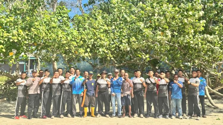 Polsek Daik Lingga Gelar Aksi Gotong Royong Pembersihan Pantai Pasir Panjang dalam Rangka Hari Bhayangkara ke-79
