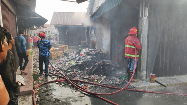Tiga Kios Terbakar di Pasar Lama Kolong Karimun, Bal Kain Perparah Kebakaran