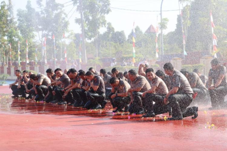 41 Personel Polres Bintan Naik Pangkat, Upacara Diguyur Semprotan Air