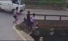 Penumpang Motor Selamat Usai Lompat dari Jembatan, Dua Lainnya Tercebur ke Kanal