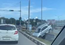 Mobil SUV Terperosok di Drainase Lampu Merah Tiban Center, Diduga Laka Tunggal