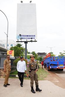 Operasi Billboard Ilegal di Batam: 89 Unit Dibongkar, Pengusaha Diberi Tenggat hingga 30 Juni 2025