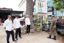Pemkot Batam Bongkar 8 Bilboard Lagi, Total 89 Unit Sudah Ditertibkan