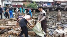 Peringati Hari Lingkungan Hidup, Polsek Belakang Padang dan Warga Bersihkan Pantai