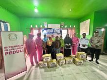 Peringati HUT Bhayangkara ke-79, Polsek Daik Lingga Salurkan 50 Paket Sembako untuk Warga