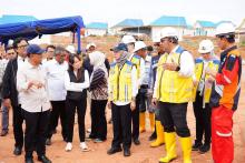 Progres Pembangunan Kawasan Tanjung Banon: Wawako Li Claudia Pantau Langsung Infrastruktur Hunian