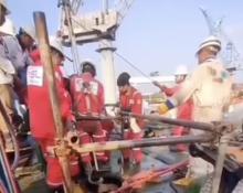 Kapal Tanker Terbakar di PT ASL Tanjunguncang, Empat Pekerja Tewas – Detik-Detik Evakuasi Terekam Jelas