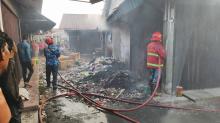 Tiga Kios Terbakar di Pasar Lama Kolong Karimun, Bal Kain Perparah Kebakaran