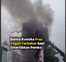 Baliho Komika Praz Teguh Terbakar Saat Ditertibkan Tim Pemko Batam