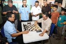 Wali Kota Batam Tantang Ketua Percasi di Papan Catur, Siapa yang Menang?