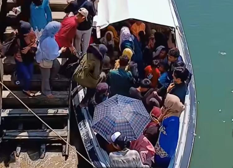 Warga Pulau Terong Bertaruh Nyawa Naiki Perahu Pancung Tanpa Pelampung, Netizen Soroti Risiko Overkapasitas
