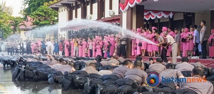 82 Personel Naik Pangkat, Polresta Barelang Gelar Upacara Penuh Haru